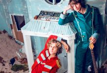 A seita synthpop do Compact Disk Dummies no videoclipe de “Holy Love”