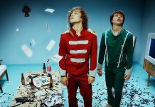O Compact Disk Dummies enlouquece numa sala de estar no clipe de “Silver”