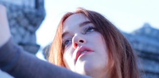 Anna Wise é uma bela bruxa num cemitério no videoclipe de “Girl, Mother, Crone”