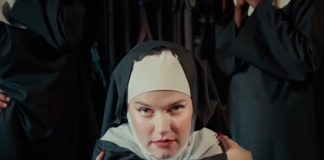Anna Wise é uma noviça rebelde que dança, bebe e fuma no videoclipe de “Go”