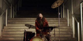 Georgia e outras garotas assumem a bateria no eufórico videoclipe de “Feel It”