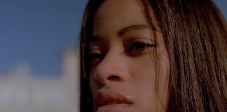 Kilo Kish à beira de um ataque de nervos no videoclipe de “Obsessing”