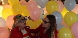 Fiona Apple e Lili Hayes cantam “Can’t Take My Eyes Off You” e Stevie Wonder no karaokê