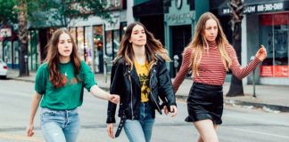As Haim cantam e dançam por ruas abandonadas no videoclipe de “Want You Back”