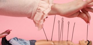 Confidence Man e um ritual sádico com bonecos Ken no videoclipe de “Boyfriend (Repeat)”
