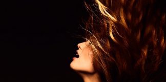 Freya Ridings lança o devastador single de estreia “Blackout” e cover de “Maps” do Yeah Yeah Yeahs