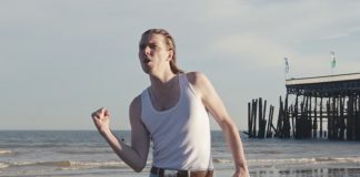 Alex Cameron lança o single “Runnin’ Outta Luck”, escrito com Brandon Flowers, através de clipe
