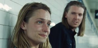 Alex Cameron lança clipe de “Stranger’s Kiss”, dueto com Angel Olsen, dirigido por Jemima Kirke
