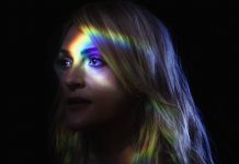 Emily Haines & The Soft Skeleton lança a faixa “Statuette”, com leveza bossa nova, através de videoclipe