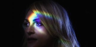 Emily Haines & The Soft Skeleton lança a faixa “Statuette”, com leveza bossa nova, através de videoclipe