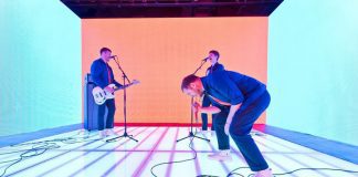 Everything Everything e seu cubo neon no videoclipe de “Desire”