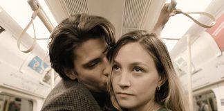 Wolf Alice espalha amor no transporte público inglês no clipe de “Don’t Delete the Kisses”