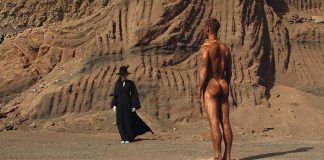 Alison Goldfrapp dirige um homem nu no clipe de “Everything Is Never Enough”
