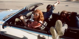 Justice remete ‘Thelma & Louise’ e traz a atriz Susan Sarandon no videoclipe de “Fire”