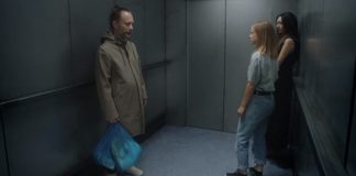 Thom Yorke está preso num elevador no videoclipe de “Lift” do Radiohead