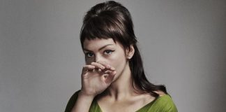 Angel Olsen lança videoclipe caseiro de “Special” dirigido por ela