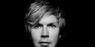 Beck coloca a mão na massa no colorido e pegajoso vídeo de “Colors”