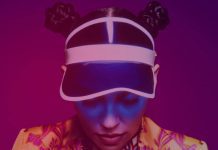Bishop Briggs e um grupo de músicos num casarão abandonado no clipe de “Dream”