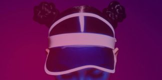 Bishop Briggs e um grupo de músicos num casarão abandonado no clipe de “Dream”