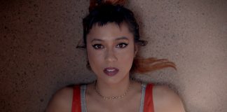Chela volta com muito movimento no videoclipe de “Bad Habit” e anuncia EP de estreia