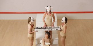 CuckooLander e suas colegas mascaradas no videoclipe de “Crazier”