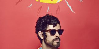 Devendra Banhart canta em japonês no cover de “Another Planet” de Shintaro Sakamoto