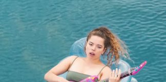 Nilüfer Yanya procura se divertir no litoral britânico no clipe de “Baby Luv”