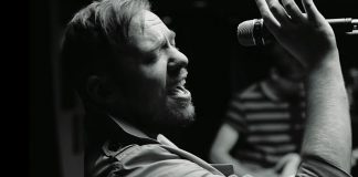 Everything Everything numa sessão de estúdio no clipe de “Night of the Long Knives”