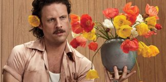 Father John Misty mostra versão alternativa e country de “Pure Comedy”