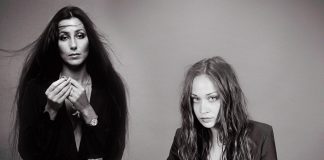 Fiona Apple se fantasia de Cher e canta a clássica “I Got You Babe” em vídeo caseiro