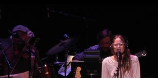 Fiona Apple presta tributo a Fats Domino com cover de “Ain’t That a Shame”