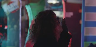 H.E.R. mantém sua identidade oculta no romântico clipe de “Every Kind Of Way” e mostra a inédita “2”