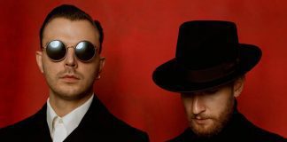O Hurts aparece sob uma chuva de rosas no videoclipe de “Chaperone”