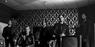 Queens of the Stone Age mostra “The Way You Used to Do” e cover de Marty Wilde em sessão de piano