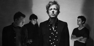 Spoon registra sessão intimista e lança o videoclipe de “I Ain’t The One”