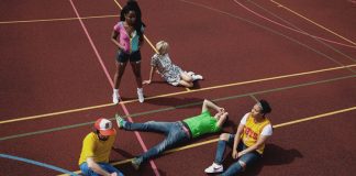 The Go! Team lança a pop marcial “Semicircle Song” e anuncia o álbum ‘Semi-Circle’