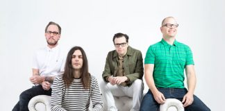 Weezer lança o pop funky tristonho “Happy Hour” do álbum ‘Pacific Daydream’