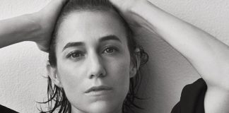 Charlotte Gainsbourg explora a casa do falecido pai, Serge, no videoclipe de “Lying With You”