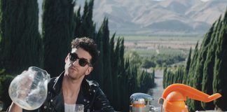 Chromeo mostra o sexy e groove videoclipe de “Juice” num laranjal