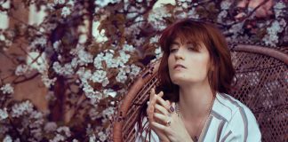 Florence Welch prepara livro ‘Useless Magic’ com coleção de letras, poesias e desenhos