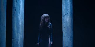 Kimbra coloca um templo abaixo no videoclipe de “Top of the World”