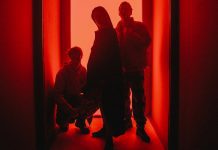 Off Bloom explora cores e sensualidade no videoclipe de “Lover Like Me”