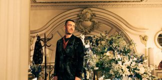 Sam Smith percorre os bastidores de um teatro no videoclipe de “One Last Song”