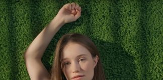 A revelação do pop Sigrid lança o videoclipe da contagiante “Strangers”
