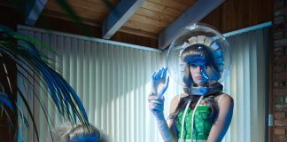 St. Vincent lança videoclipe surreal e assustador de “Pills”