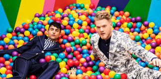 Superfruit, motocicletas, cores e projeções no videoclipe de “Keep Me Coming”