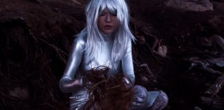 Xenoula segue em busca de seu caminho para casa no videoclipe de “Luna Man”