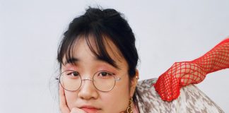 Yaeji dança com seus amigos num galpão abandonado no videoclipe de “Raingurl”