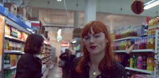 Chlöe Howl canta sobre ser a intrusa de uma relação no videoclipe de “Do It Alone”
