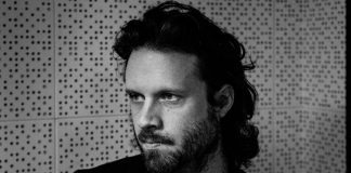 Father John Misty transforma sessão intimista em videoclipe de “Leaving LA”